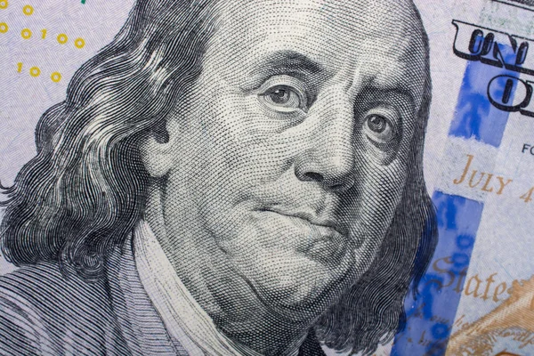 100 dolarlık banknotun parçası. Kapat.