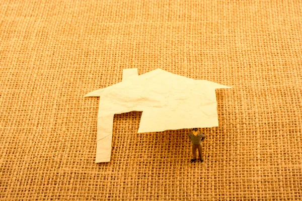 Adam heykelcik ve bir ev şekil dışarı-in kağıt kesme