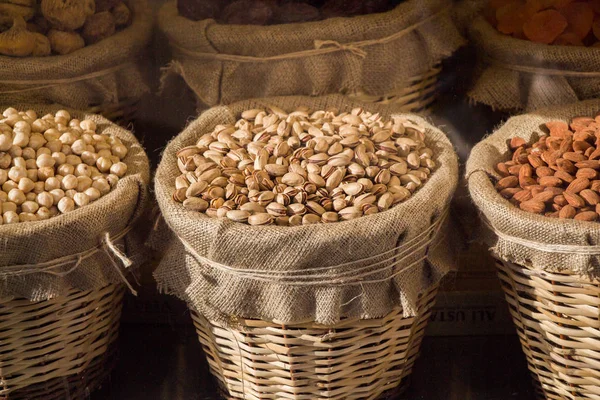 Hasır sepet dolusu çeşit fındık.