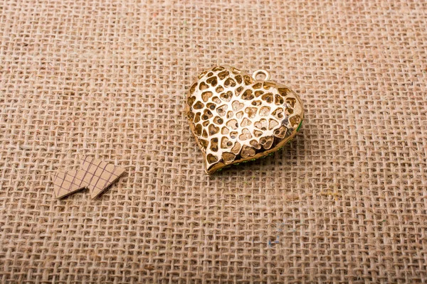 Nesneyi tuval üzerine bir ok ile kalp şeklinde