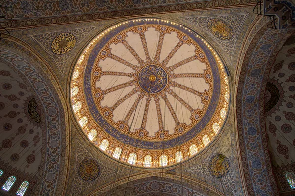 Vista interior de la cúpula en la arquitectura otomana — Foto de Stock