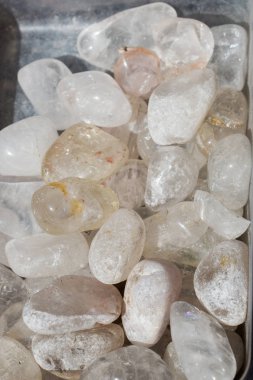 Belli bir tipte doğal mineral değerli taşlar.