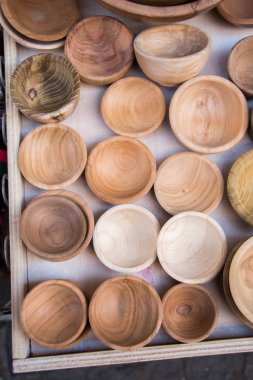 Kahverengi ahşaptan yapılmış boş kaseler