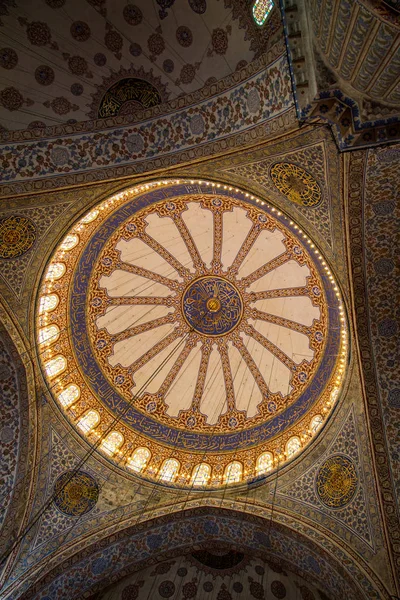 Osmanlı mimarisinde kubbe iç görünüş  