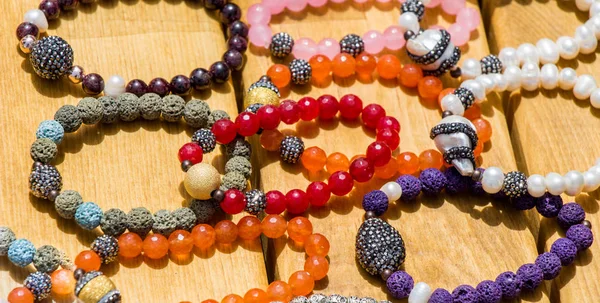 Çeşitli renkte renkli boncuklar.