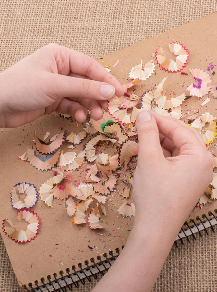 Kleurrijke Potloodkrullen Hand Een Notitieboekje — Stockfoto