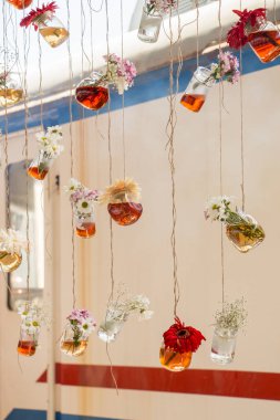 Dizeleri asılı bitkisel çay şişe