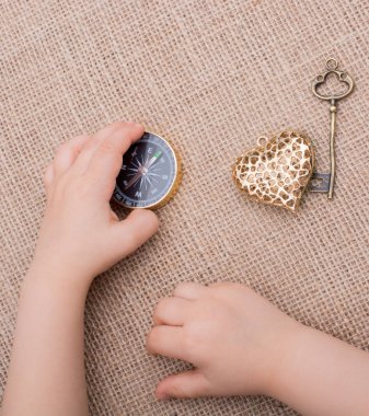 Pusula, anahtar ve bir kalp şeklinde nesnesi 