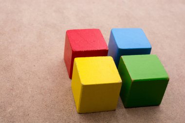 Kahverengi arka plan üzerinde renkli yapı taşları