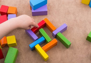 Renkli yapı taşları ver yürümeye başlayan çocuk 