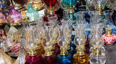 Metalden yapılmış eski usul fener.