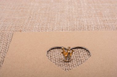 Kartondan kesilmiş kalp şeklinde taç.