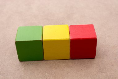 Kahverengi arkaplanda renkli yapı taşları