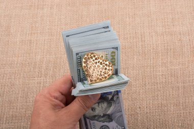 Doları banknot bir dize üzerinde bir kalp klibi