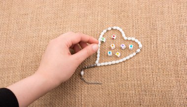 Nesne el şeklinde kalp 