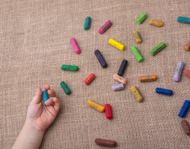 Kullanılan renkli boya kalemi ve yeni yürümeye başlayan çocuklar yardım 