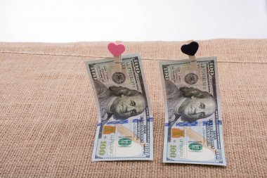 Doları banknot bir dize üzerinde bir kalp klibi