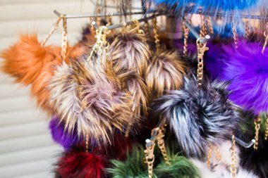 Pazarda renkli pompoms kümesi