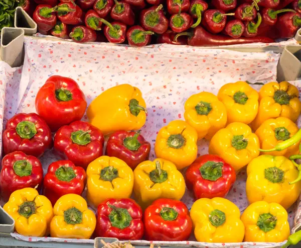 Rode en gele peper op de stand van de markt — Stockfoto