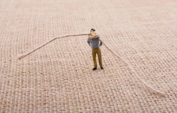 Figura hombre con una cuerda en el cuello — Foto de Stock
