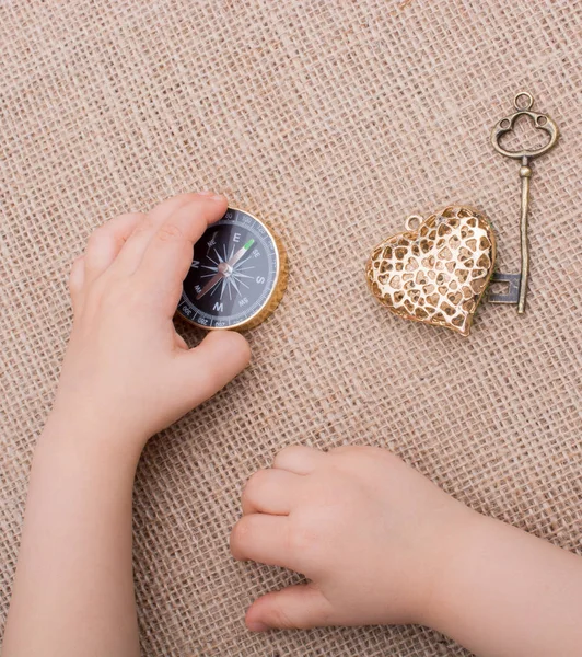 Pusula, anahtar ve bir kalp şeklinde nesnesi 