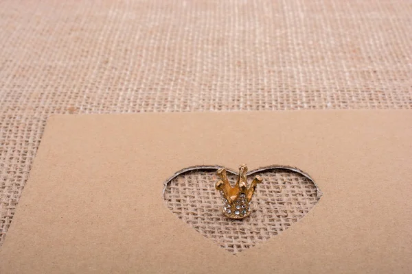 Kartondan kesilmiş kalp şeklinde taç.