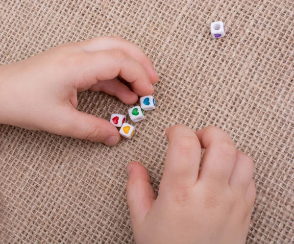 Küpleri tuval üzerine elinde kalp şekli ile