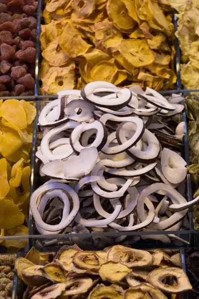 Vente de fruits secs sur le marché — Photo