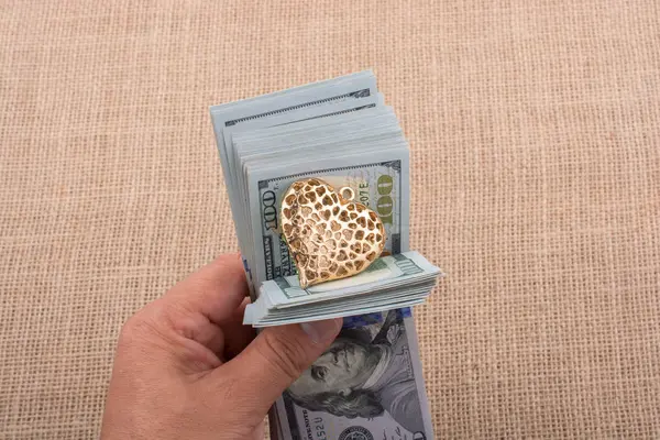 Doları banknot bir dize üzerinde bir kalp klibi