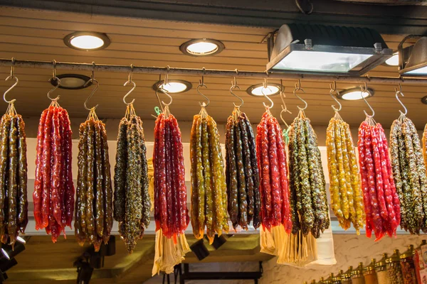 İçinde ceviz olan geleneksel sosis şekilli şekerler.