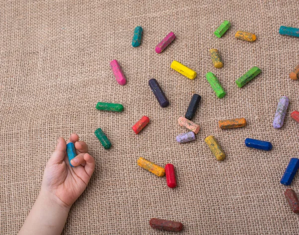 Kullanılan renkli boya kalemi ve yeni yürümeye başlayan çocuklar yardım 