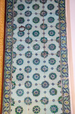 Eski Osmanlı zaman el yapımı Türk çini çiçek desenleri ile