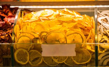 Pazar yerinde kuru meyve satışı.