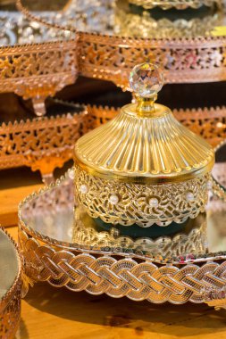 Belli bir tipte doğal mineral değerli taşlar.