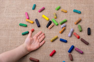 Tuval üzerine el kullanılan renk boya kalemi ve bir küçük çocuklar