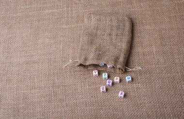 Renkli Alfabe harf küpleri çuval dışında