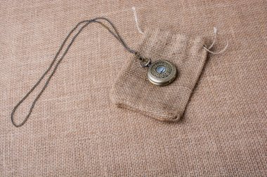 Mekanik cep saati bir çuvala tuval üzerine üzerinde 