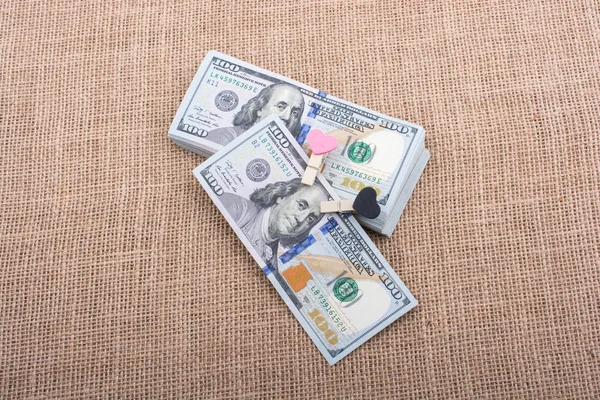 Bizi dolar ve bir kalp şekli paket