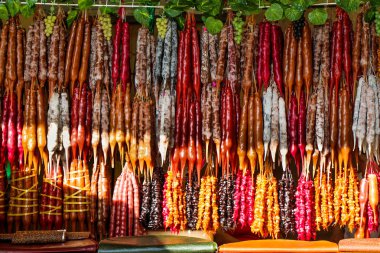 İçinde ceviz olan geleneksel sosis şekilli şekerler.