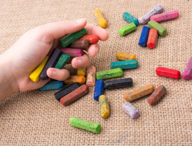 Kullanılan renkli boya kalemi ve bazı tutan bir el