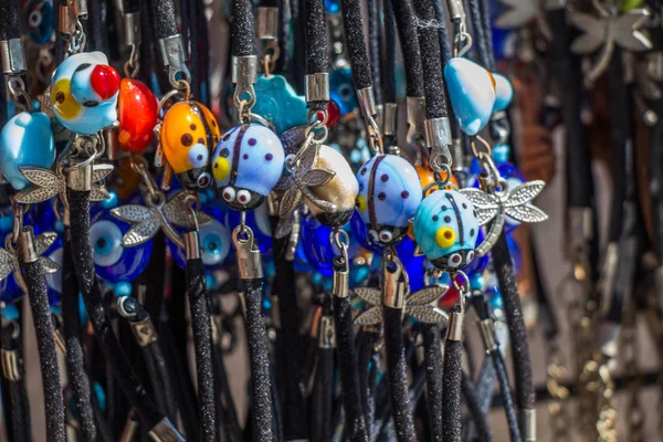  Çeşitli renk boncuk