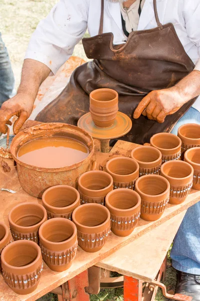 Mãos Potter Moldando Barro Pote — Fotografia de Stock