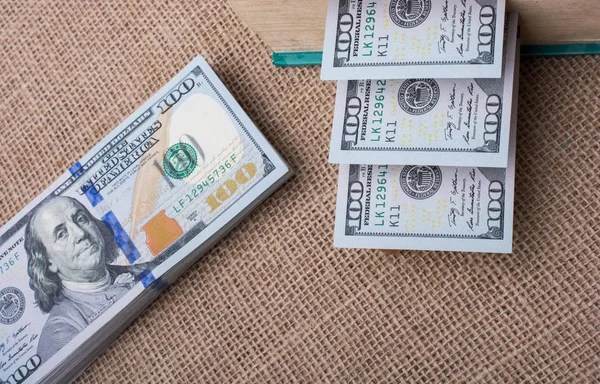 Dolarlar keten arkaplana konur 