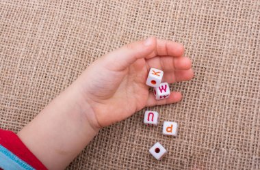 Renkli Alfabe harf küpleri mandalına bir tuval arka plan