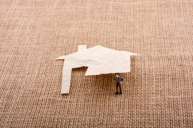 Adam heykelcik ve bir ev şekil dışarı-in kağıt kesme