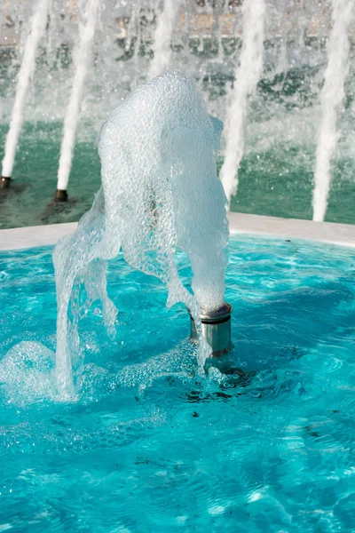 Las Fuentes Que Brotan Agua Con Gas Una Piscina Parque —  Fotos de Stock