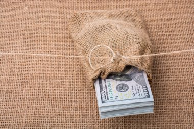 Banknot paket bizden dollarin bir tuval üzerine bir çuval