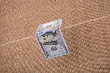 Bize banknot dolar bir ipte asılı