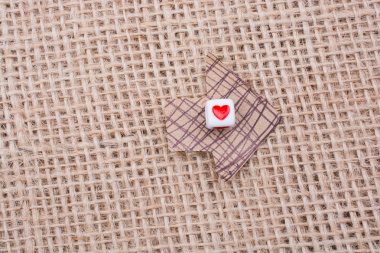 Aşk küpleri dışında kahverengi kağıt kesme oku