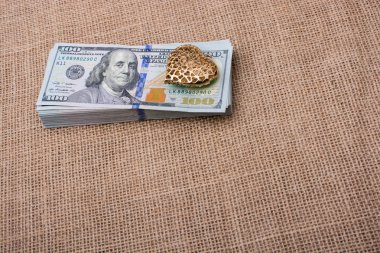 Bizi dolar ve bir kalp şekli paket